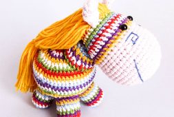 rainbow-pony-free-amigurumi-pattern-2020
