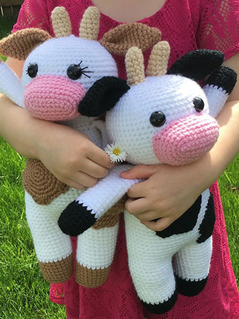 Амигуруми коровки. Большая игрушка амигуруми. Вязаная корова. Вязаные игрушки коровка. Вязаные игрушки крючком корова.